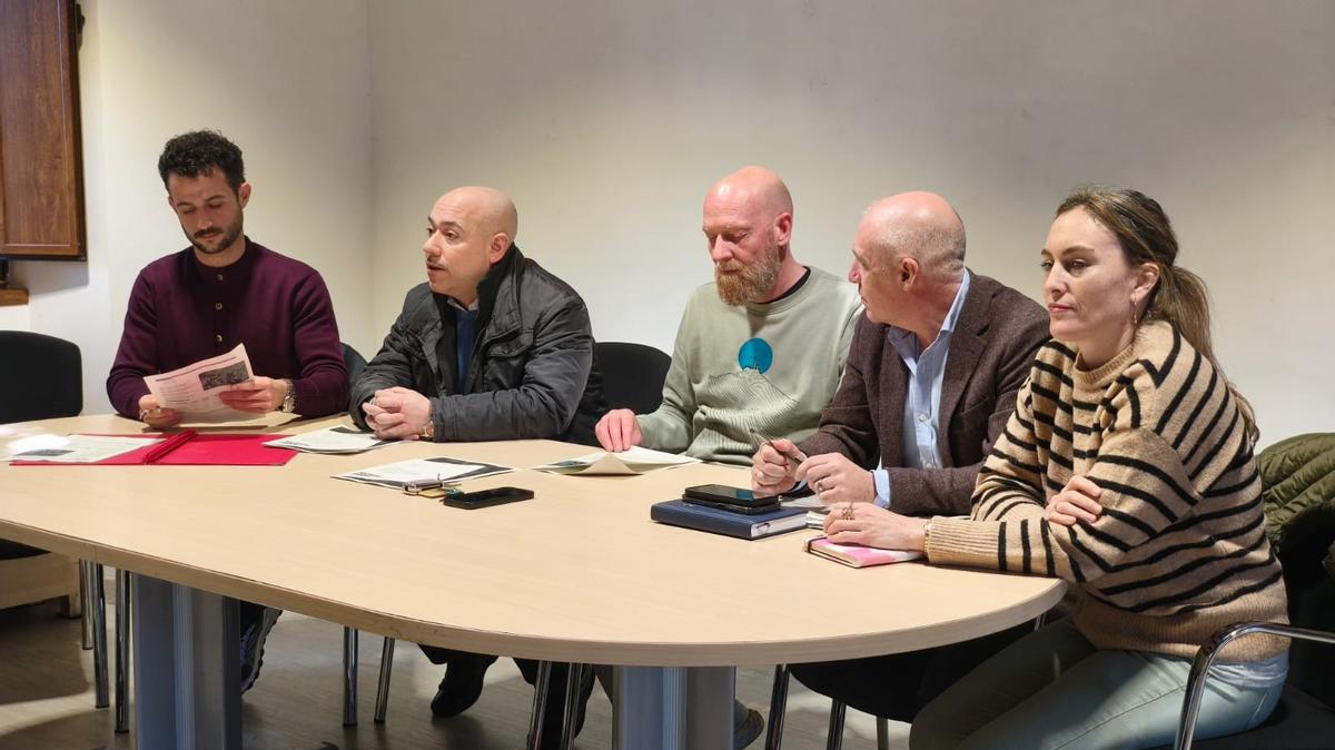 Por la izquierda, Alejandro Navazas, Rodrigo Pintueles, José Luis Fernández, Abel Junquera y Cristina Villanueva, durante la reunión.