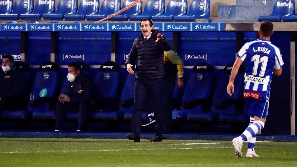 Unai Emery da instrucciones a sus jugadores desde la banda, ayer en Mendizorroza en el Alavés-Villarreal.