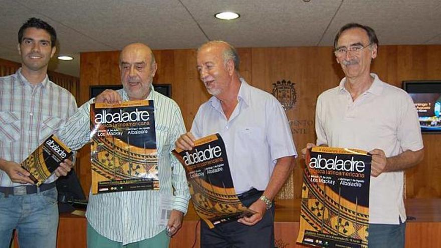 Presentación del encuentro con el concejal de Cultura y los representantes del grupo Albaladre.