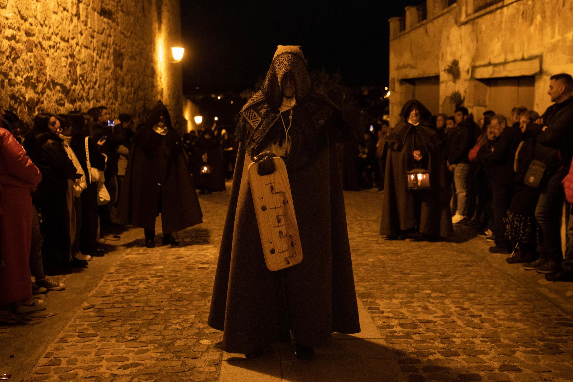 GALERIA | La procesión de las Capas Pardas en imágenes
