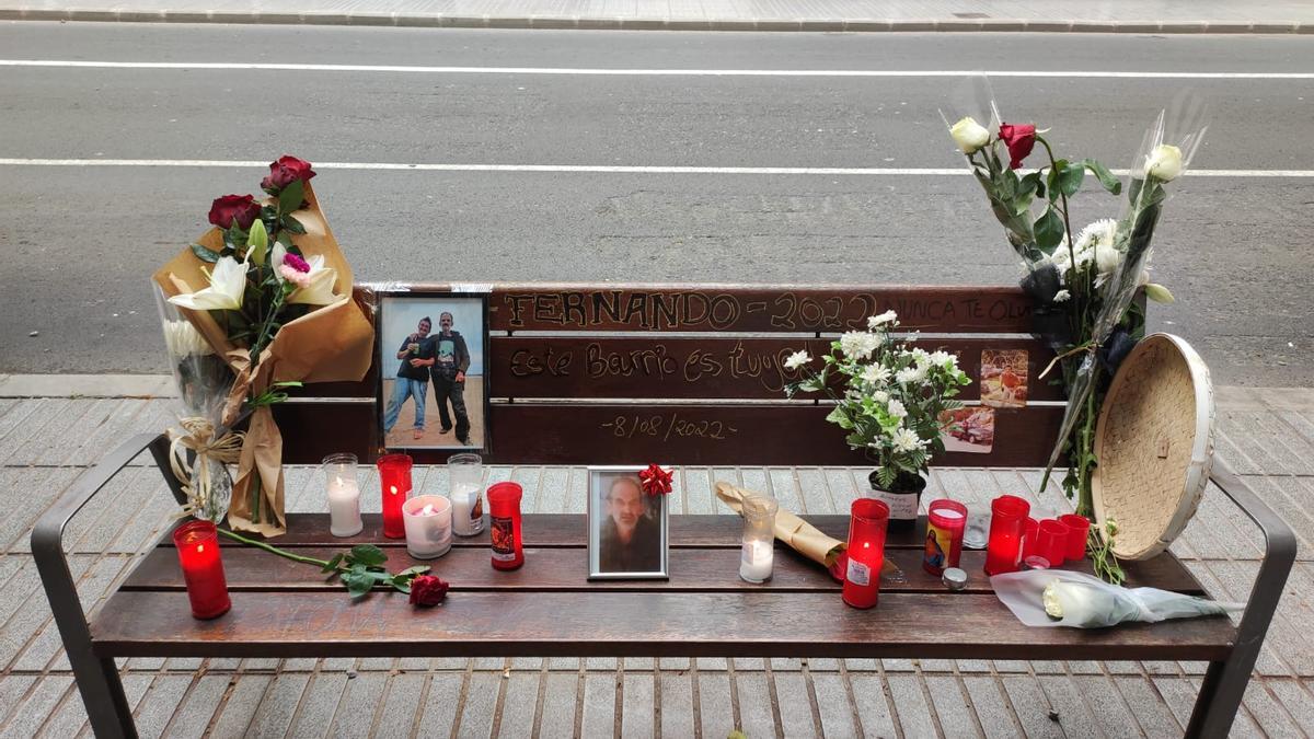 Homenaje de los vecinos de Alcaravaneras en su banco de la calle Pío XII