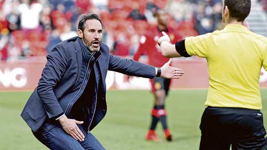 Vicente Moreno protesta una decisión al árbitro en un partido de esta temporada.