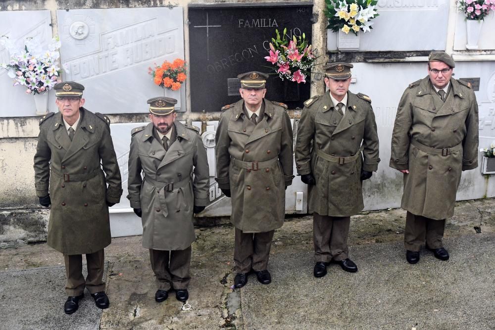 El acto ha consistido en la ofrenda de una corona de laurel y el responso del capellán castrense en memoria del personal militar enterrado en el Panteón Militar.