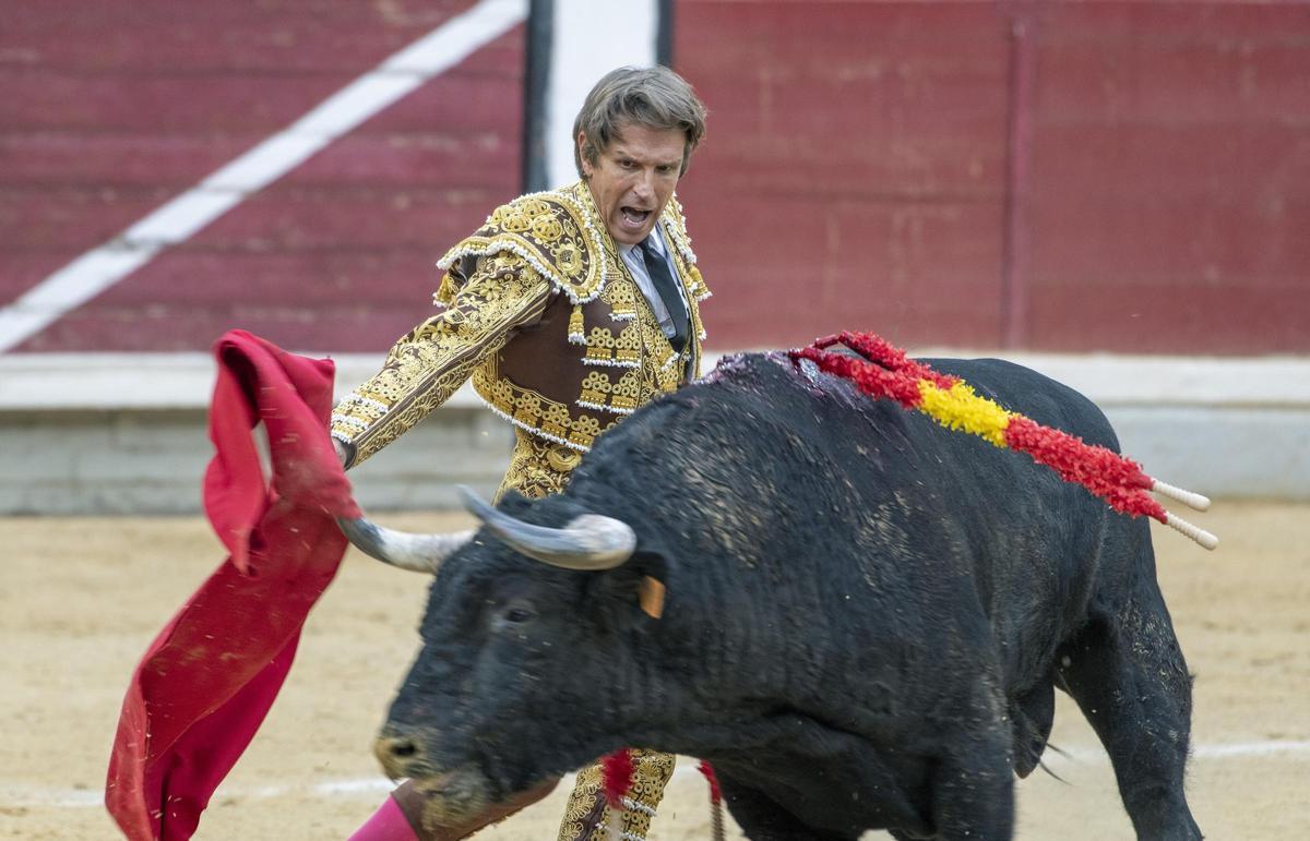 El Cordobés, en su corrida de despedida, en Jaén, este domingo.