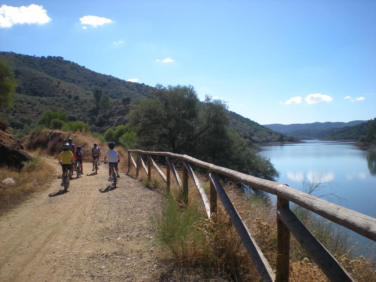 Vía Verde El Ronquillo, uno de los planes favoritos de turismo activo en familia cerca de Sevilla