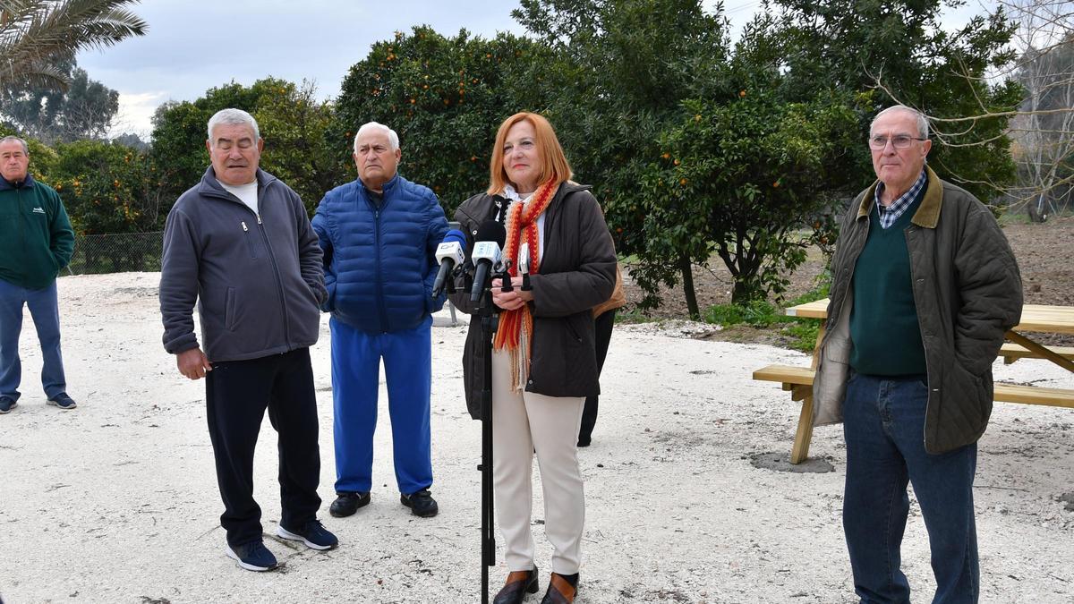 La alcaldesa de Palma del Río, este miércoles en la inauguración de los huertos sociales.