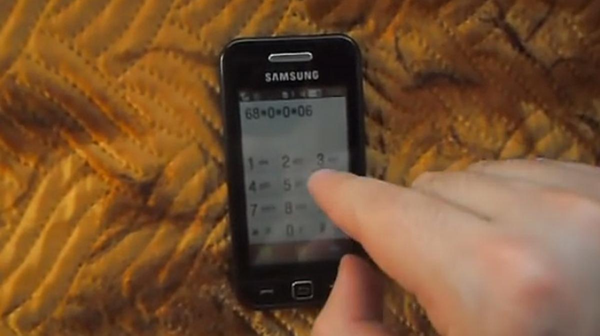 Un jove rus triomfa a Youtube tocant melodies famoses amb el teclat d’un vell mòbil Samsung.