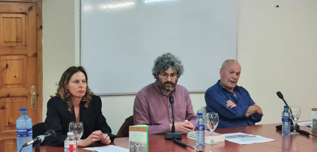Por la izquierda, Isabel Rivera, Ícaro Obeso y Aladino Fernández. | FOTO CEDIDA A LNE