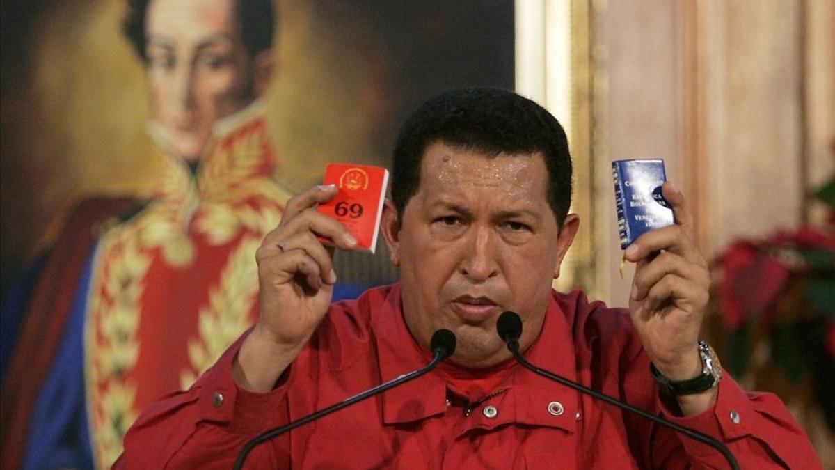 zentauroepp7377948 venezuela s president hugo chavez holds a copy of the nation180427185400
