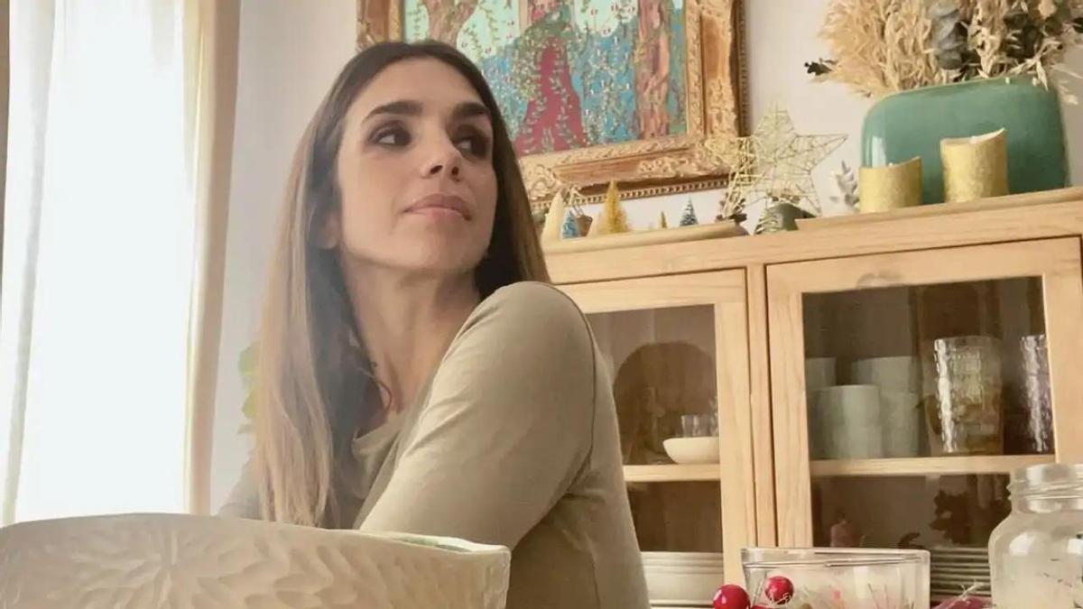 Elena Furiase posando en el salón de su casa