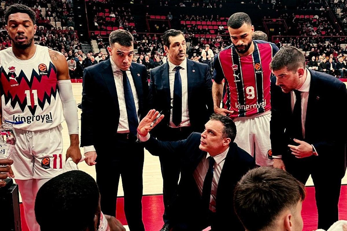 Galbiati, dando instrucciones a sus jugadores durante el encuentro