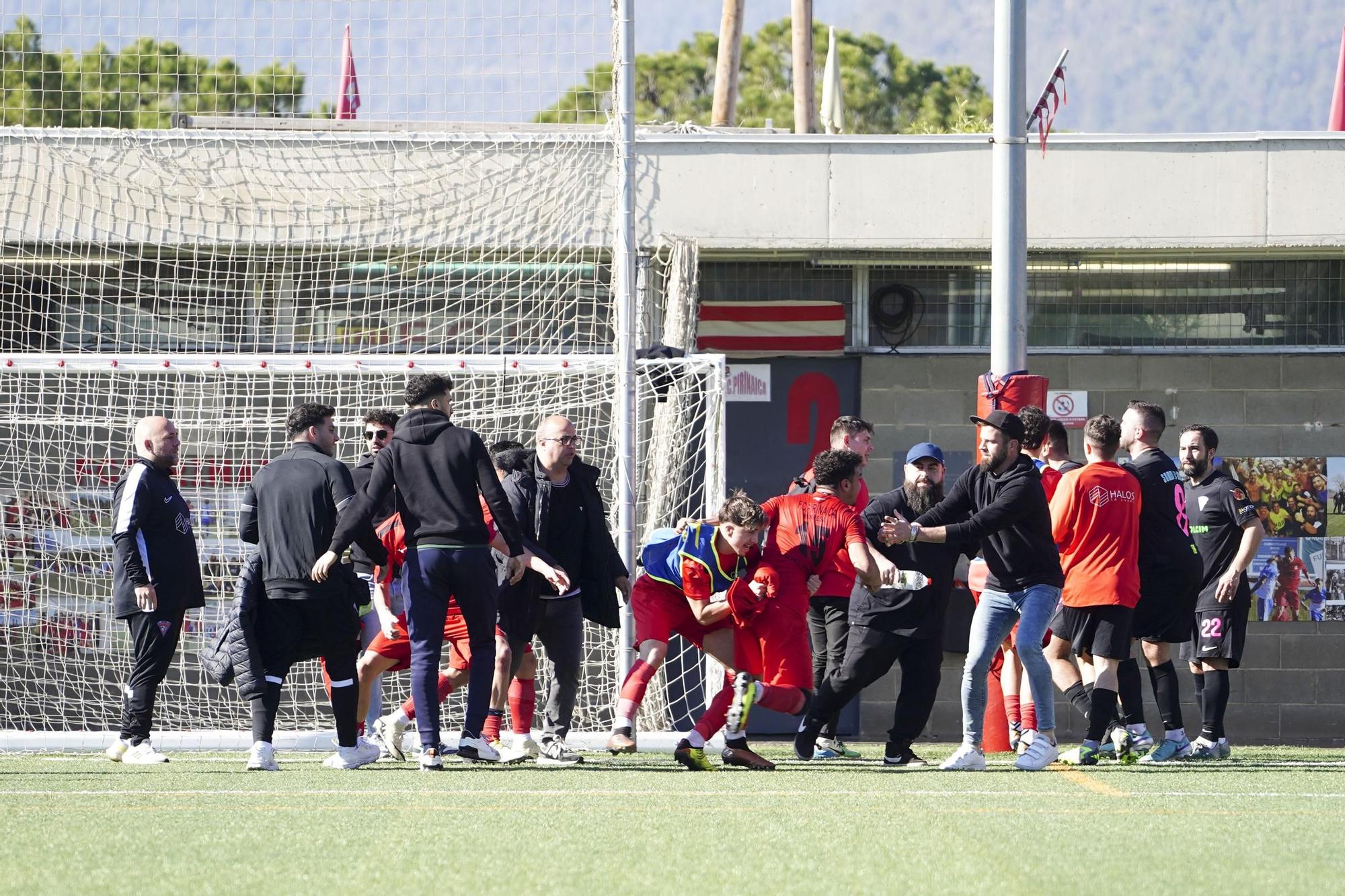 Les imatges de la batussa entre els jugadors de la Pirinaica i el San Juan de Montcada