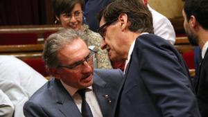 El ’conseller’ d’Economia, Jaume Giró, y el líder del PSC, Salvador Illa, en el Parlament.