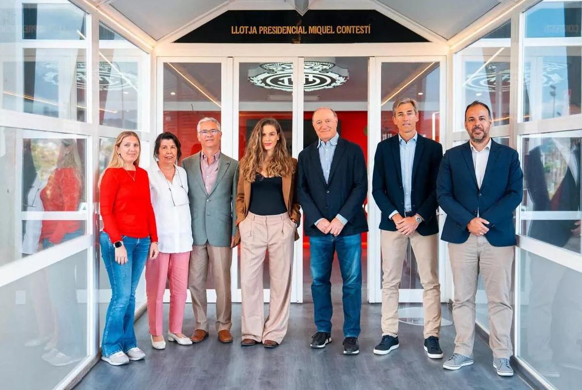 La familia de Miquel Contestí y los representantes del Mallorca posan a la entrada del palco