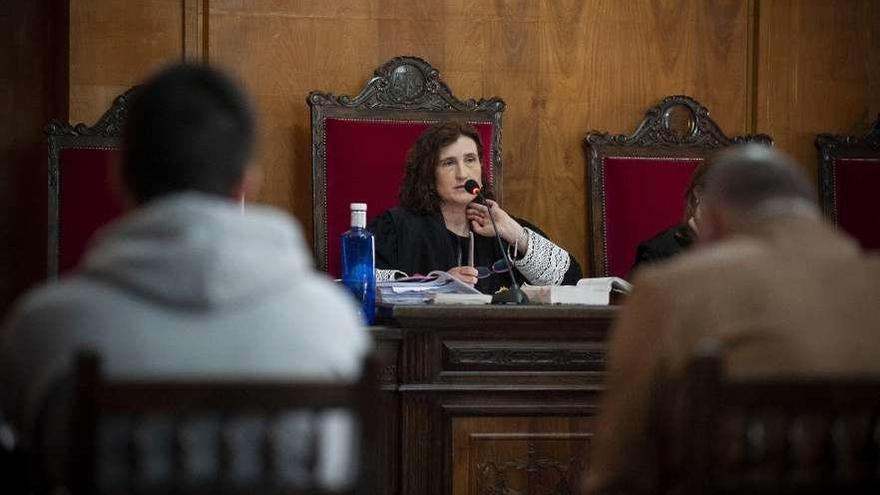 La magistrada presidenta, Ángeles Lamas, ante los dos acusados. // Brais Lorenzo