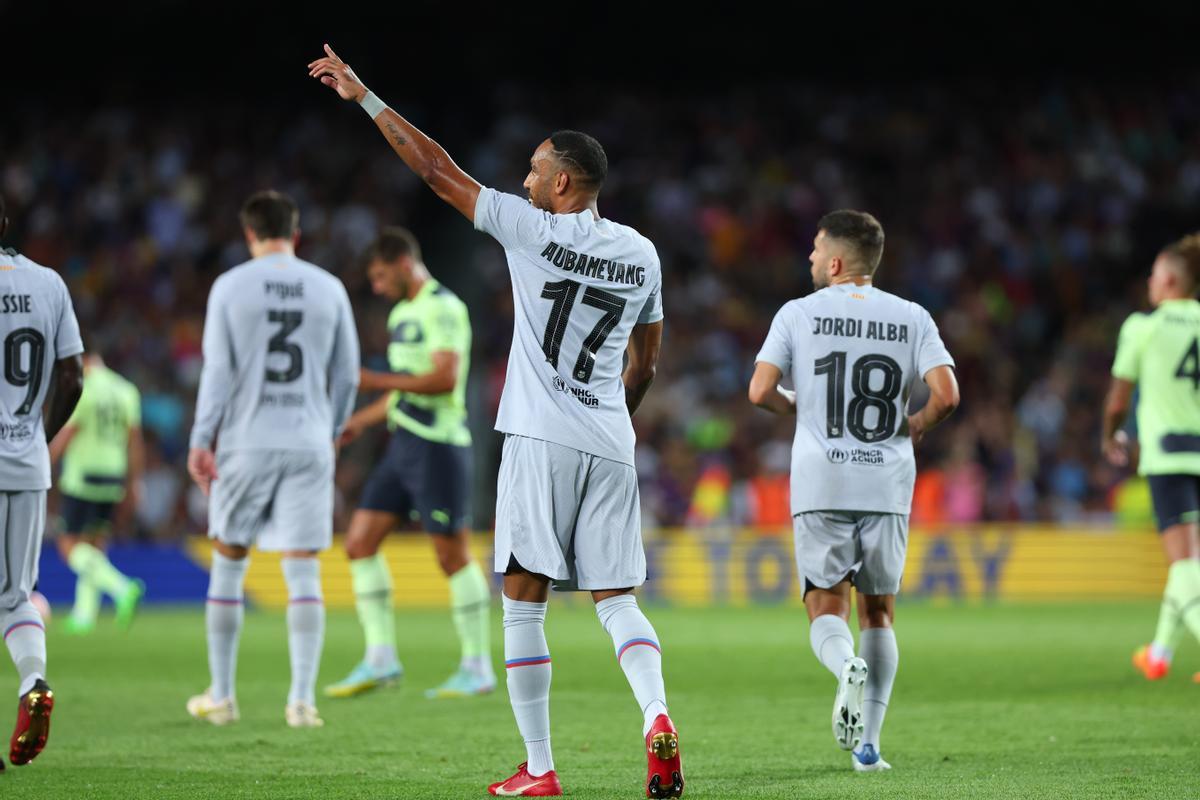 Aubameyang: Cuenta para Xavi, pero el club valora su salida para poder lograr la inscripción de Koundé y otros fichajes. El Chelsea apuesta fuerte por él y puede salir pronto Aubameyang: Cuenta para Xavi, pero el club valora su salida para poder lograr la inscripción de Koundé y otros fichajes. El Chelsea apuesta fuerte por él y puede salir pronto