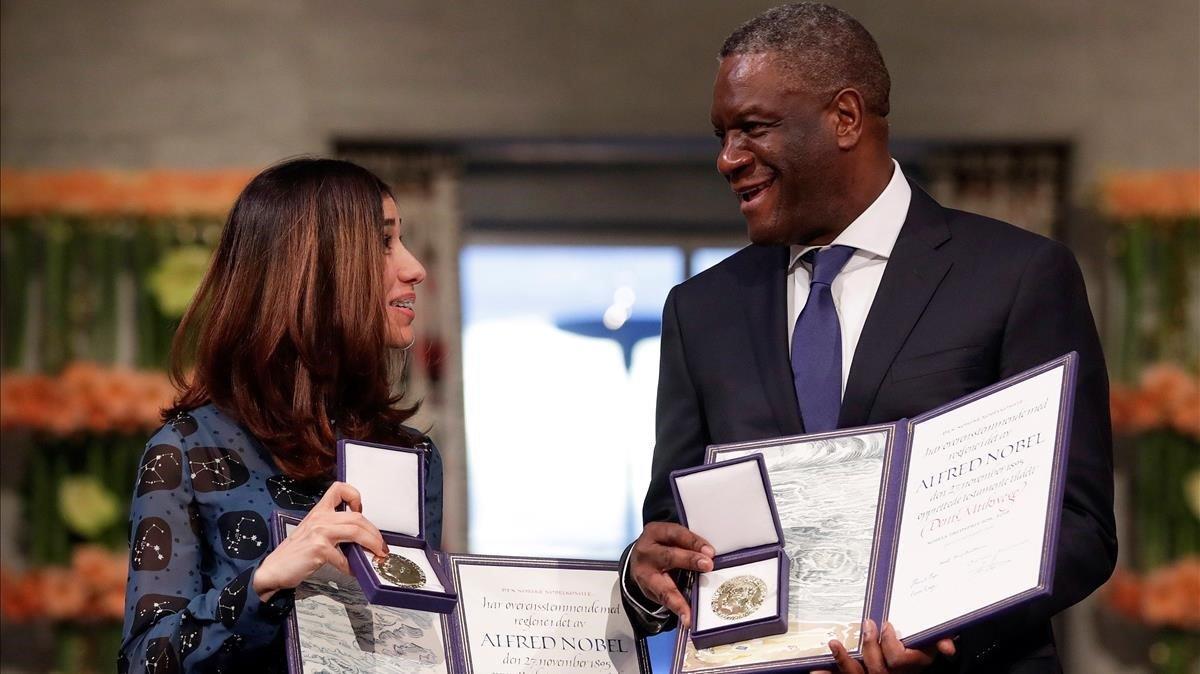 El congoleño Denis Mukwege y la iraquí Nadia Murad tras recoger el premio Nobel de la Paz en una ceremonia en el Ayuntamiento de Oslo, Noruega.