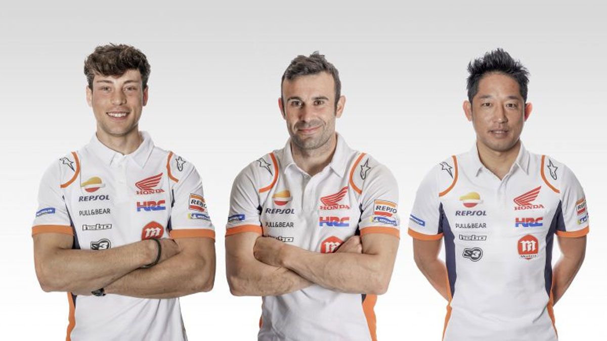 El nuevo Repsol Honda Team, con Marcelli y Bou, junto al jefe de equipo Fujinami