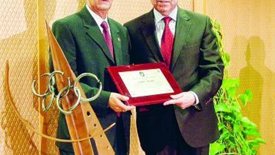 Bernardo Pérez, a la izquierda, recoge el premio de manos de Alfredo Canteli.