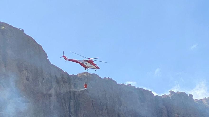 Helicóptero intenta sofocar el conato de incendio en la presa de Soria