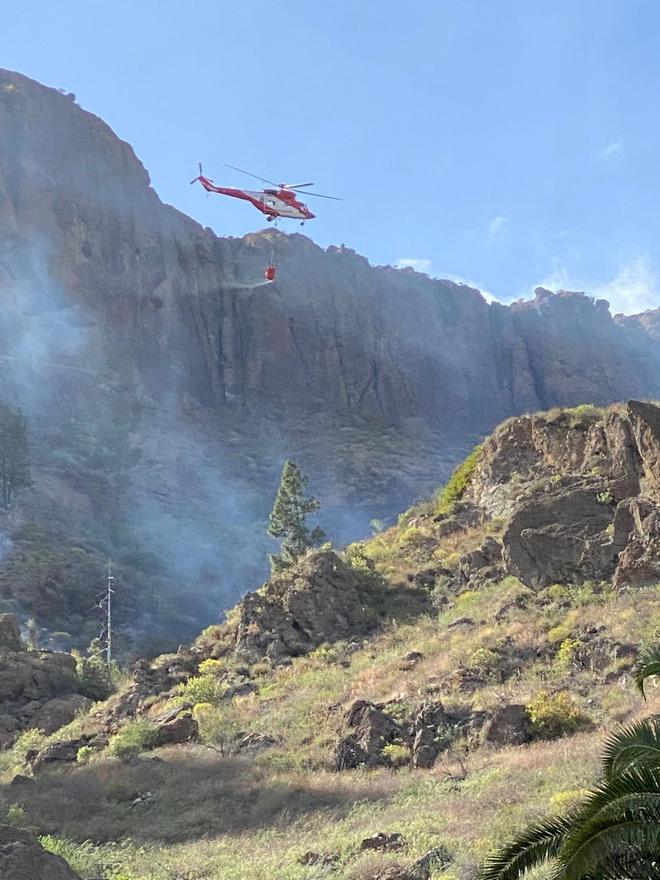 Helicóptero intenta sofocar el conato de incendio en la presa de Soria