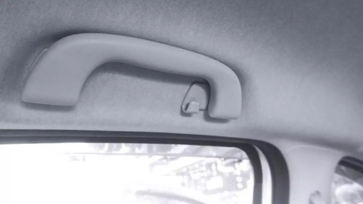 El verdadero propósito de las asas del coche que casi ningún conductor utiliza de forma correcta