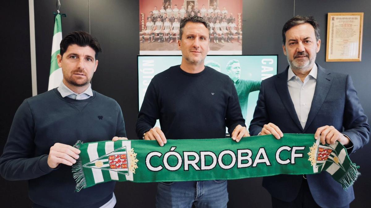 Javi Flores, Gaspar Gálvez y Antonio Fernández Monterrubio, en la renovación de Gálvez como técnico del Córdoba B.