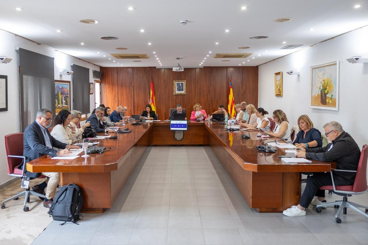 El pleno de l'Alfàs del Pi celebrado este viernes donde se ha aprobado la subida de la tasa de basura.