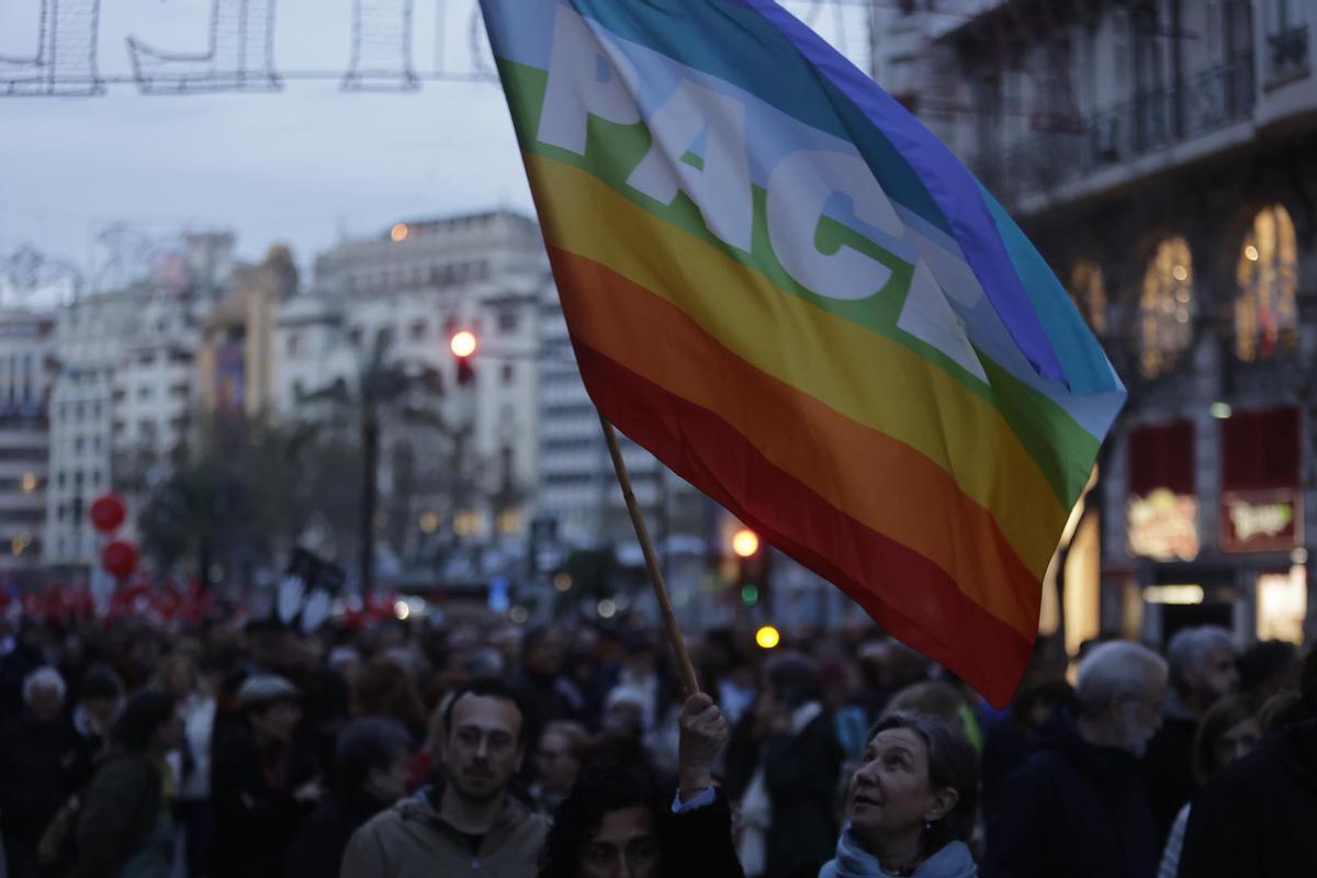 Manifestantes recorren las calles de València en la protesta del 'No a la guerra'