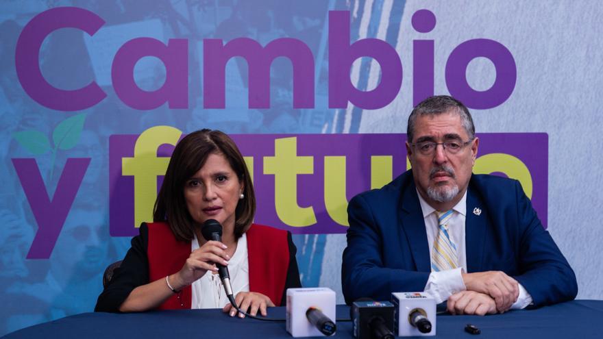 El presidente electo de Guatemala, Bernardo Arévalo, y su 'número dos', Karin Herrera.