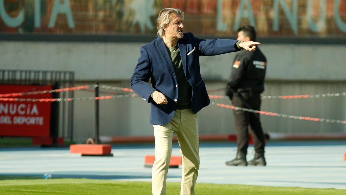 Sergio Egea, ex entrenador de La Nucía, en la zona técnica del estadio Camilo Cano