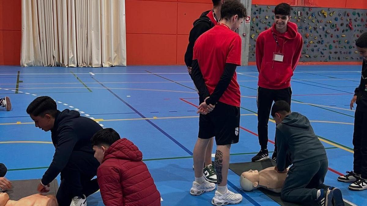 Varios chicos, en una actividad sobre primeros auxilios.