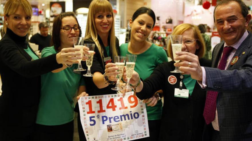 A los trabajadores de la sección de marroquinería el quinto premio les alegró la mañana.