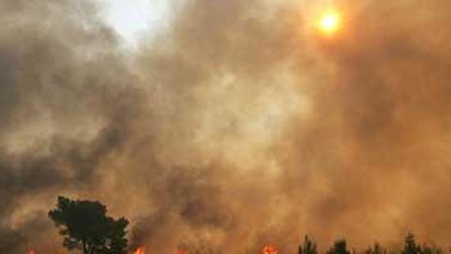 Dos incendios siguen aún sin control cerca de Atenas