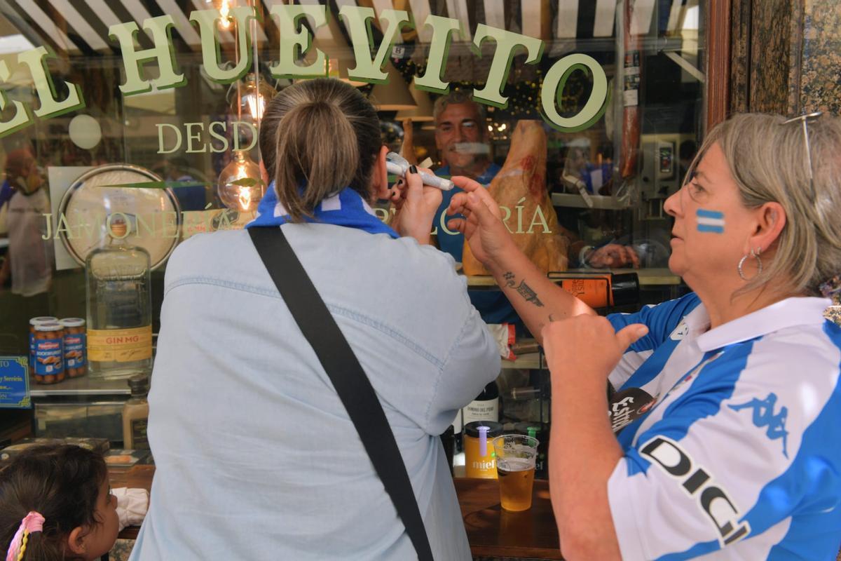 La fiesta por el ascenso del Deportivo arranca en la calle San Juan de A Coruña.