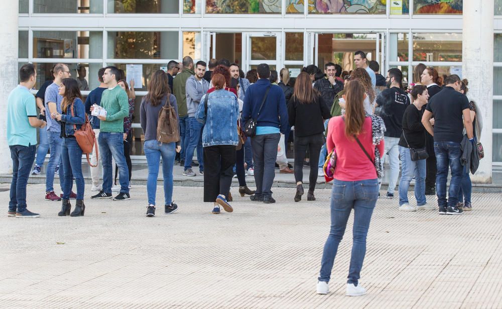 Miles de aspirantes en las oposiciones de Enfermería en Alicante