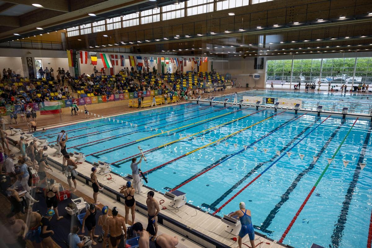 Las nadadoras se lanzan a la piscina de Son Hugo en una de las pruebas del MOM
