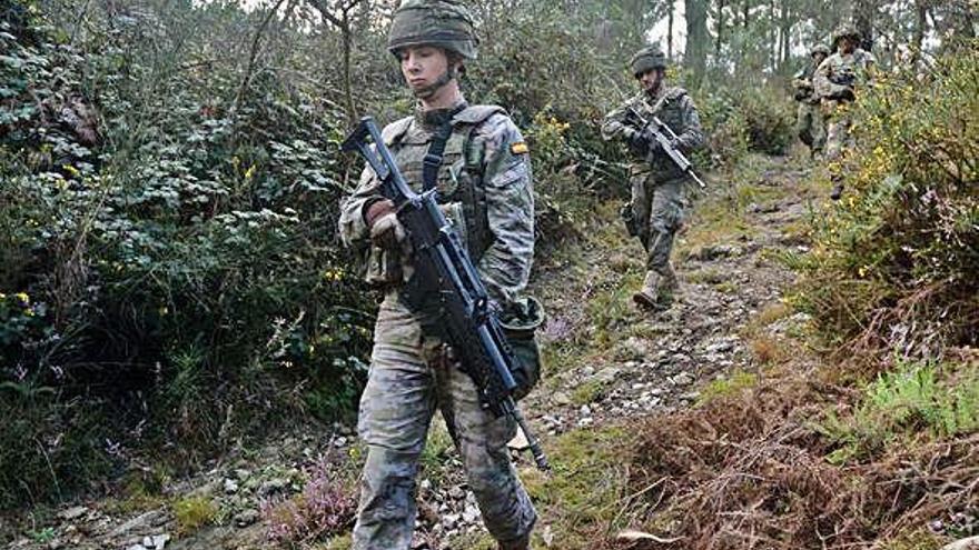 Militares de la Brilat durante un adiestramiento en los montes de Vilaboa.