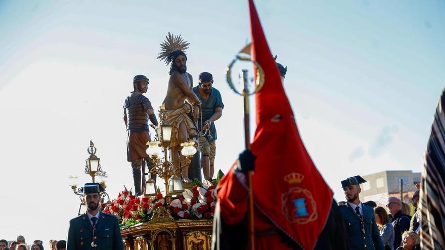 El Santo Entierro llena de silencio las calles de los Poblats en la Semana Santa Marinera de València