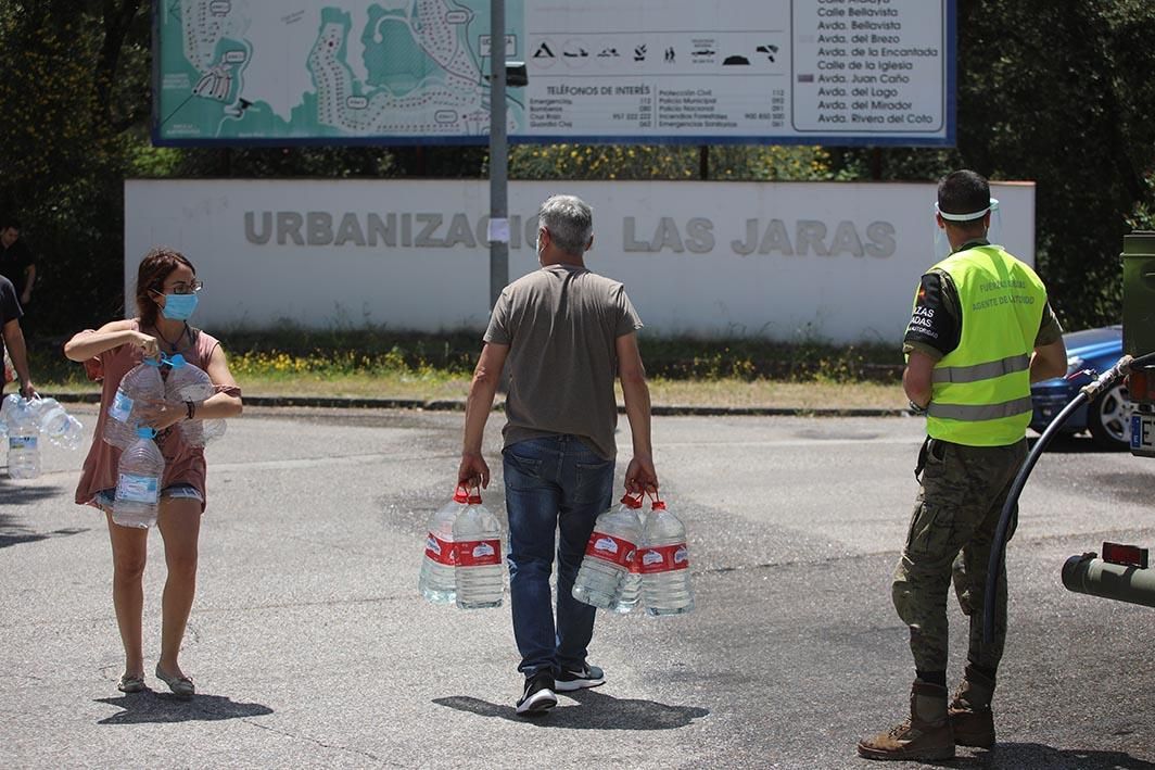 El Ejército y Emacsa reparten agua potable en la urbanización de Las Jaras