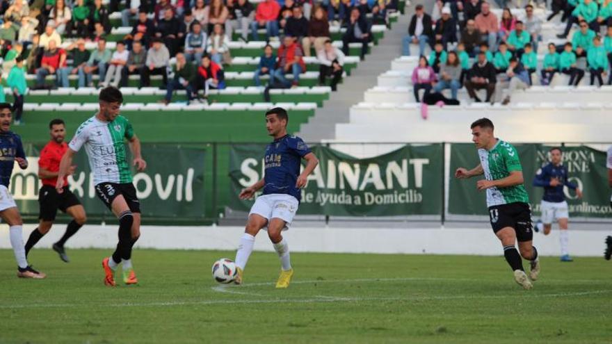 Fran Lara, autor de dos de los tres goles del UCAM Murcia, intenta dar un pase durante el partido ante el Antequera. | PRENSA UCAM MURCIA CF