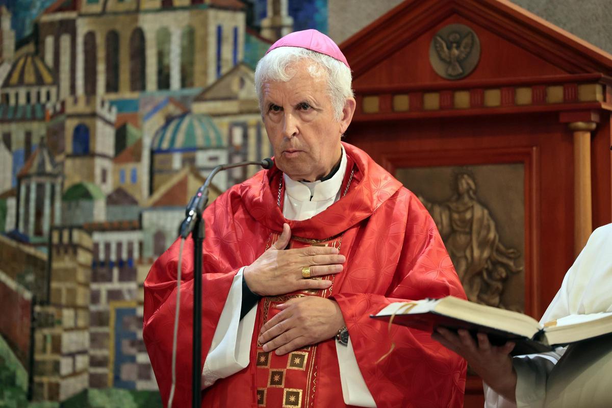 El obispo emérito, Luis Quinteiro, oficiando la Novena en la basílica de Santa María