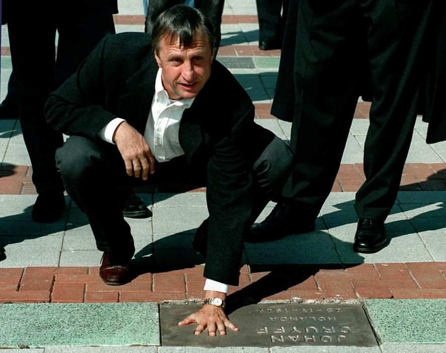 El ex futbolista y ex entrenador holandés Johan Cruyff ha fallecido a los 68 años. Ganó tres veces el Balón de Oro en los 70 y jugó en el Ajax, Barcelona y Levante, entre otro