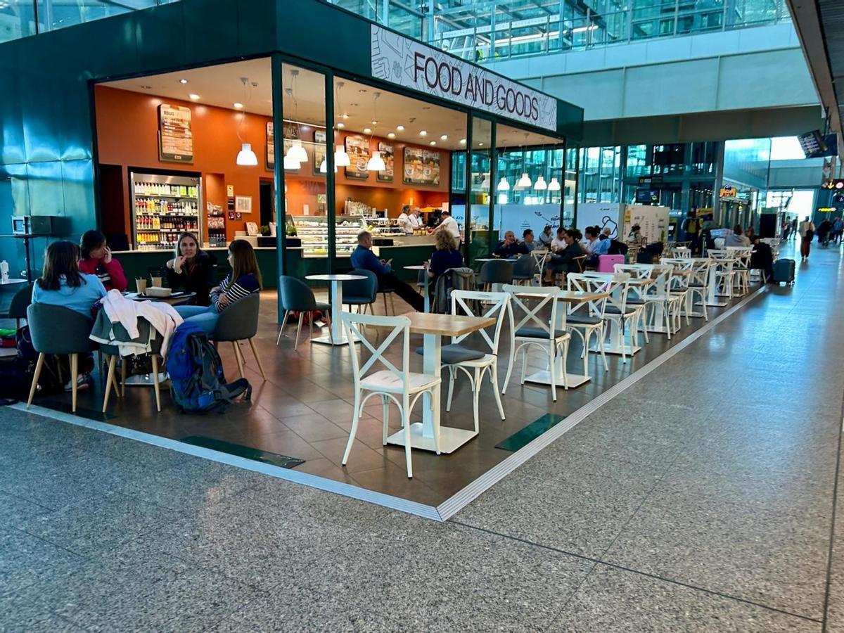 El cierre del aeropuerto durante 35 días dejará sin actividad a los establecimientos hosteleros a excepción de uno para dar servicio al personal