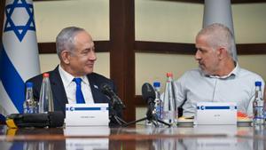 Archivo - Benjamin Netanyahu (I) y Ronen Bar (D)