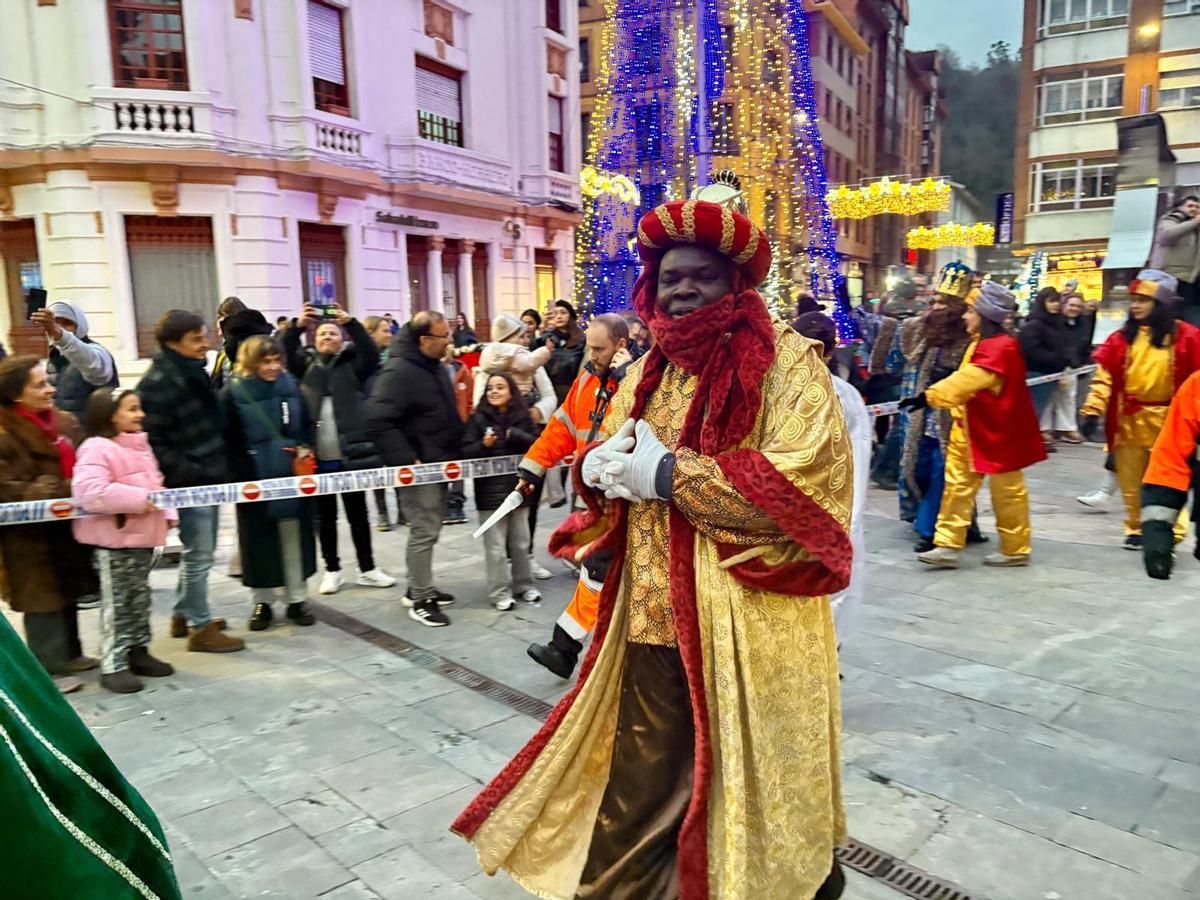 Baltasar llegando al Ayuntamiento de Langreo