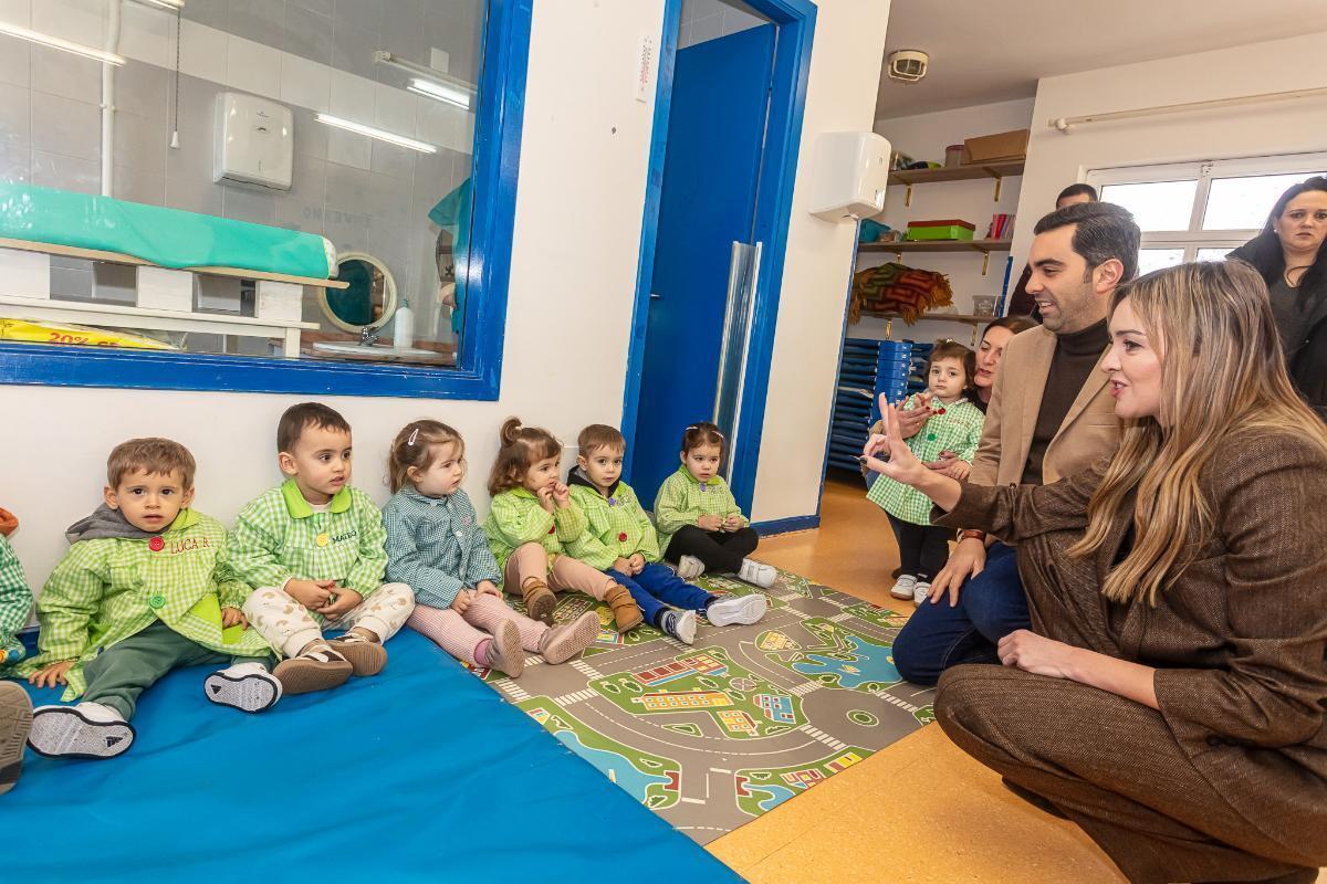 El alcalde Álex Doval y la conselleira Fabiola García agachados en la guardería de Oroso