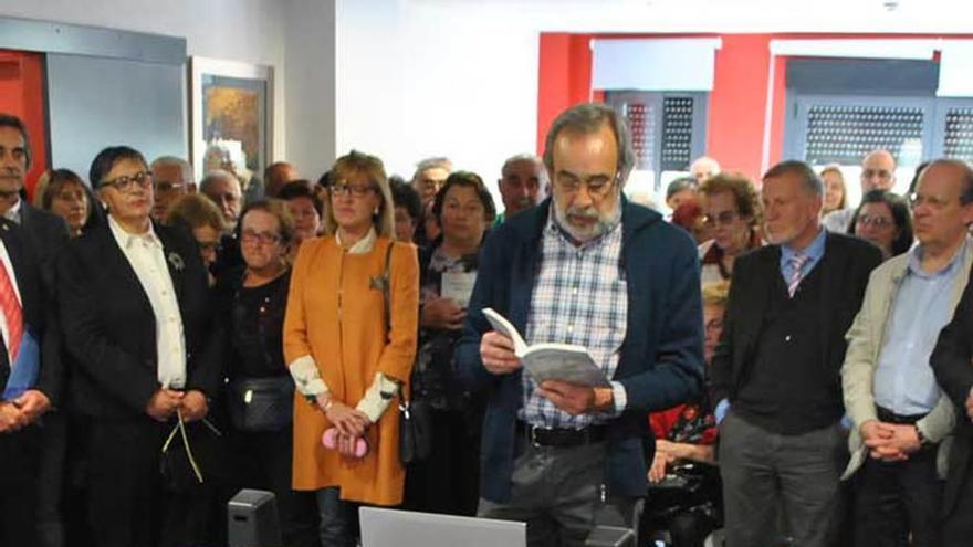 El vecino Alejandro López recita un poema de Benjamín López ante los asistentes al acto en la residencia de mayores de Boal.