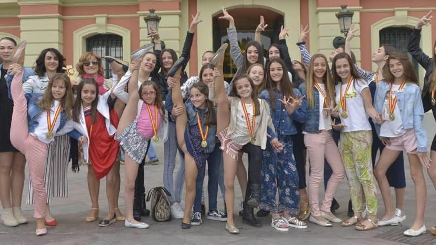 El club Cronos posa con la medalla de oro conquistada en Gijón en la Glorieta, donde fueron recibidas por el alcalde de la ciudad, José Ballesta.