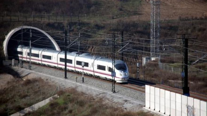 Un dels trens d&#039;alta velocitat fent el recorregut entre Barcelona i Girona.